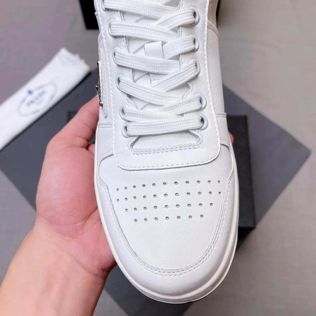 P380 Prada Prada's new men's leather sneakers, the highest version on the market, any comparison is welcome🆚! The original leather has excellent texture and is super high-end! Fetal sheep net lining imported from Italy, removable pad! Luxurious materials and fine workmanship, highly recommended! Code number 38-45 No. 058